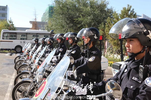 新疆富蕴县公安局女子摩托车中队亮相
