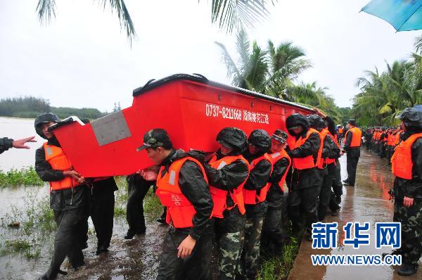 海南武警部队出动冲锋舟营救被洪水围困群众