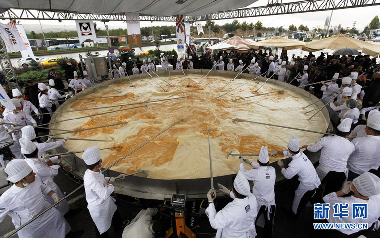 土耳其厨师制作煎蛋饼挑战世界吉尼斯纪录