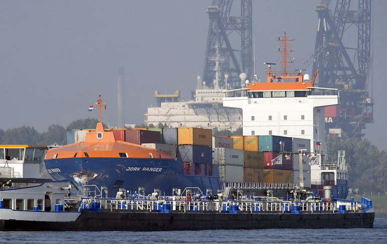 装箱货轮驶入荷兰鹿特丹港