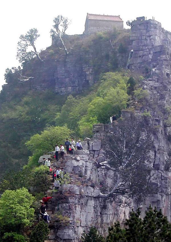 河南省沁阳市境内的神农山"龙脊长城"地质景观(资料照片.