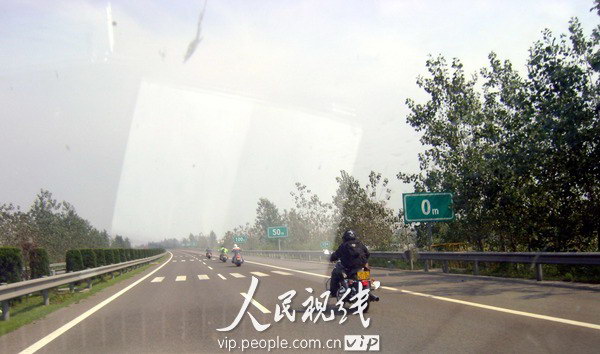 安徽芜湖:5辆疯狂摩托车狂飙闯上高速路