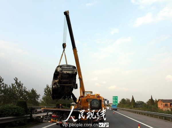安徽芜湖失控轿车撞上高速护栏自燃爆炸烧成废