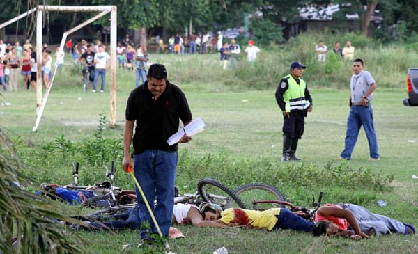 洪都拉斯足球场血腥屠杀 数名枪手打死14人