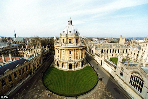 英牛津大学荒唐迎新活动曝光 新人被迫穿尿布