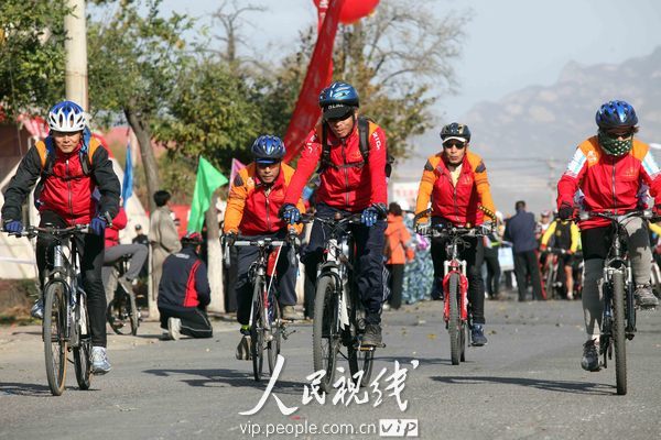 组图:中外自行车爱好者北京房山赛车技