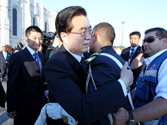 11月6日，国家主席胡锦涛在里斯本检阅葡萄牙骑兵仪仗队后，关切地上前询问一名被惊马摔倒在地的士兵的伤情，并紧紧拥抱了他 。（新华社发）