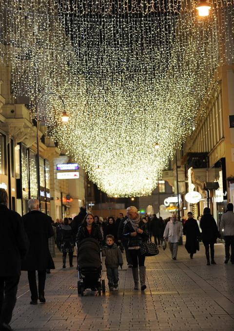 高清:维也纳商业街亮起圣诞景观灯 (5)