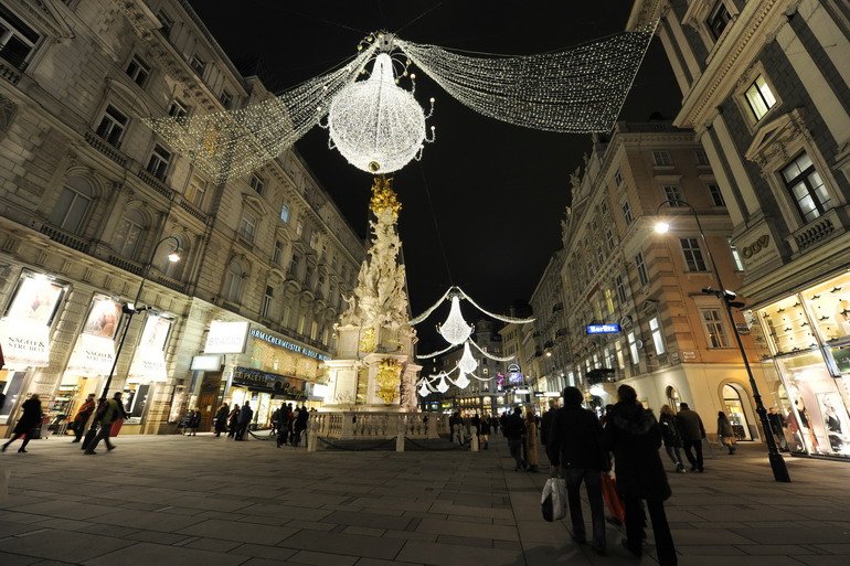 高清:维也纳商业街亮起圣诞景观灯