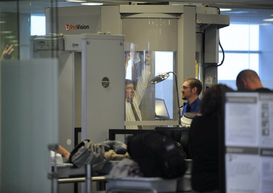 多数美国人支持机场全身扫描检查 (2)