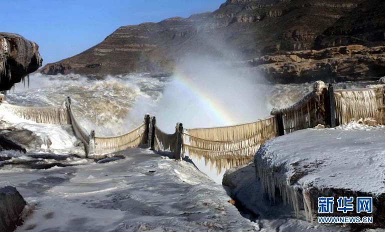 高清:黄河壶口瀑布出现冰挂美景