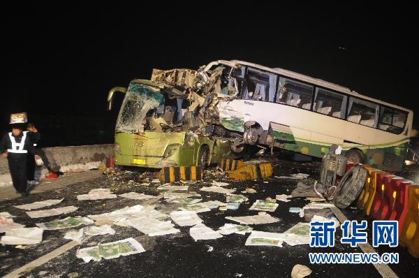 杭州机场高速客车相撞事故已造成6人死亡 (2)