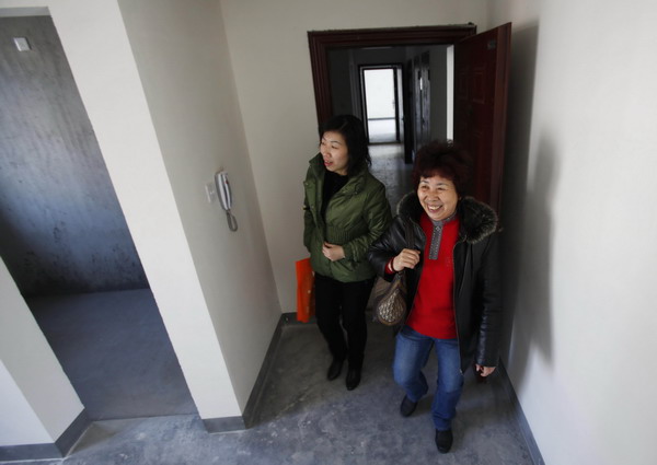上海经济适用房首批居民拿到钥匙
