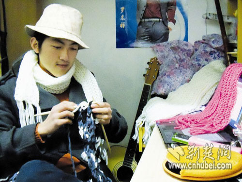 <em>大学</em>男生为<em>交女友</em>学织围巾 为全班同学各织一