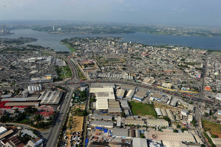 高清:空中鸟瞰科特迪瓦经济首都阿比让 (4)