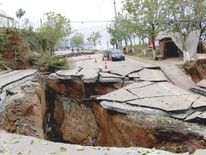 重庆省道103线涪陵段70米长公路塌陷