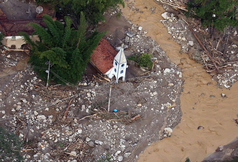 1月12日,巴西里约热内卢州普降大雨,造成北部山区洪水泛滥,山体滑坡