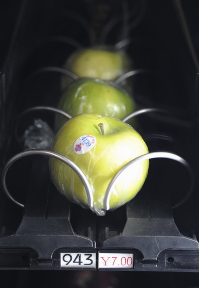 自助水果售货机亮相上海地铁站 (2)