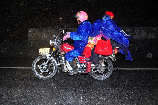 组图:农民工骑摩托车回家过年 行程近2000公里