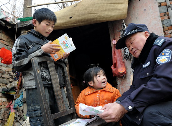 图片故事:一名民警的爱心坚守 (2)