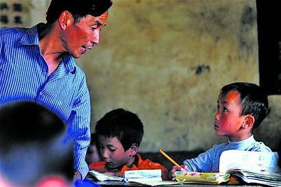 河南残疾山村教师30年教出近30大学生 月薪不