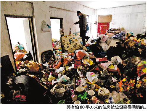 广州独居老人有两套房爱捡垃圾 屋中酸臭味浓