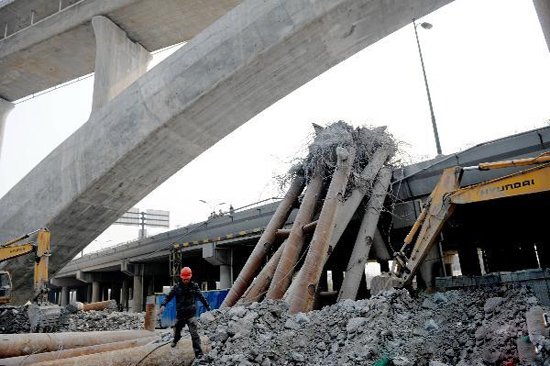 沪杭高铁杭州段工地发生辅助墩倒塌事故