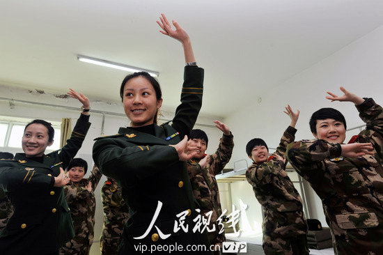 沈阳:警营明星双胞姐妹传艺迎三八