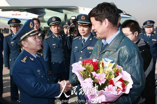 空军政治委员邓昌友,亲临机场迎接执行此次任