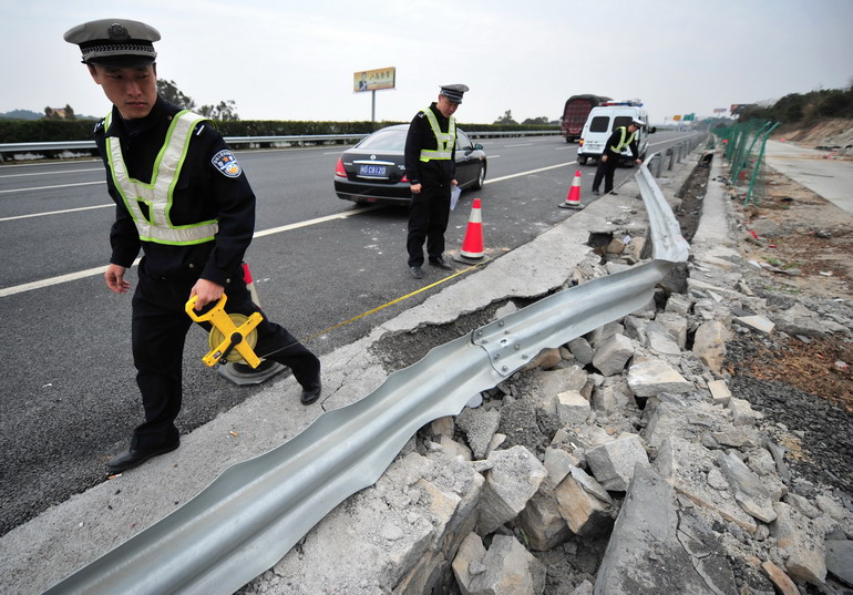 沈海高速公路泉州惠安路段发生一起重大交通事故