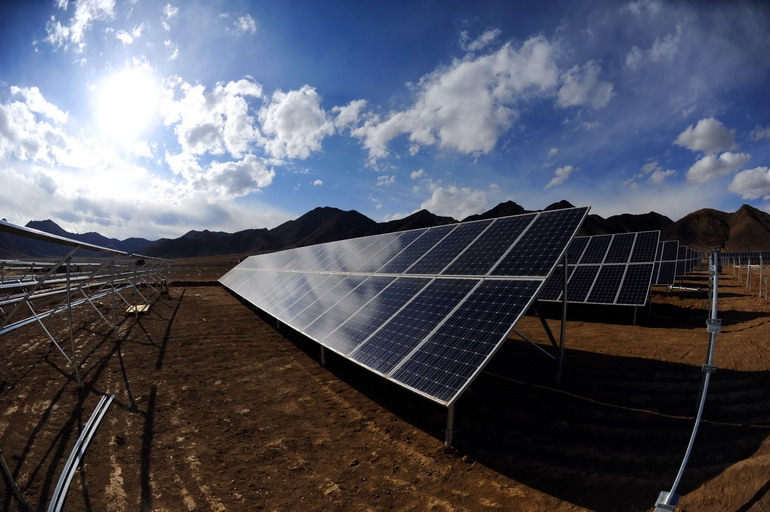 青藏高原规模最大的太阳能电站建设进展顺利 