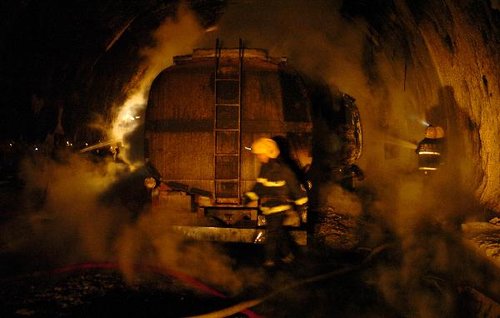 甘肃两辆运输危险化学品罐车隧道内追尾爆炸 