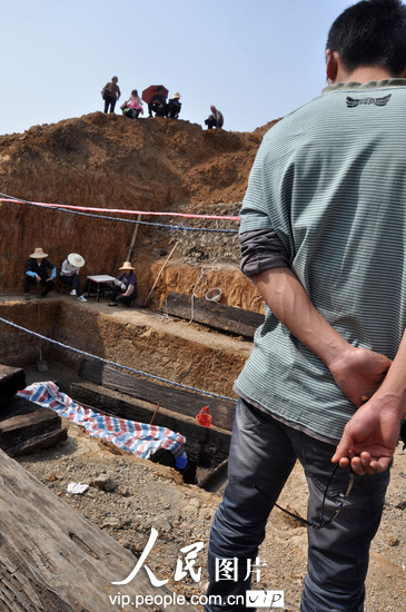 2011年4月10日下午 ， 工人正在安徽省六安市城东一座战国早期的古墓发掘现场清理淤泥。