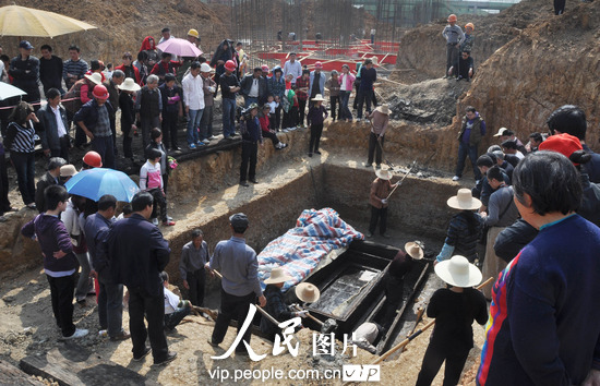 2011年4月10日下午 ，工人正在安徽省六安市城东一座战国早期的古墓发掘现场清理淤泥。