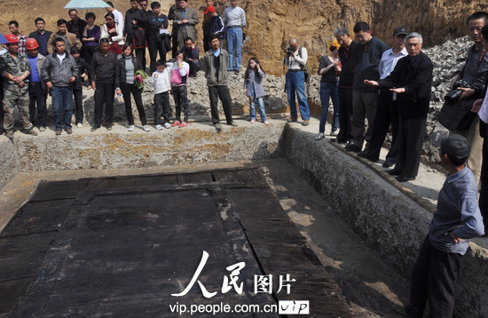 2011年4月10日下午 ，考古专家在安徽省六安市城东战国古墓发掘工地现场指导。