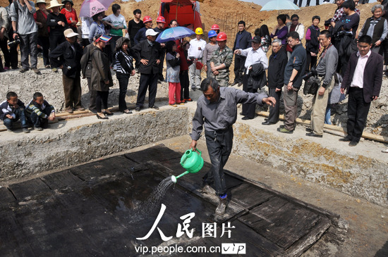 2011年4月10日下午， 在安徽省六安市城东战国古墓发掘现场清理出的木质厢板。