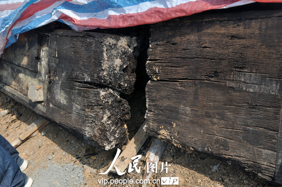 2011年4月10日下午，在安徽省六安市城东战国古墓发掘现场清理出的木质厢板。