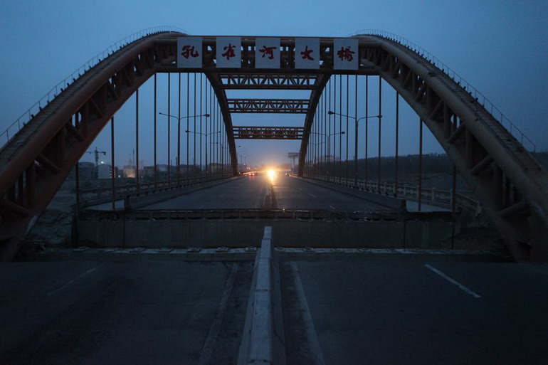 新疆库尔勒市孔雀河大桥桥面塌落 (6)