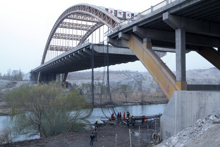 新疆库尔勒市孔雀河大桥桥面塌落