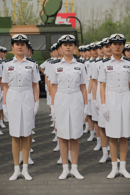4月26日,全军07式预备役军服换装仪式上穿着海军预备役部队夏装的女