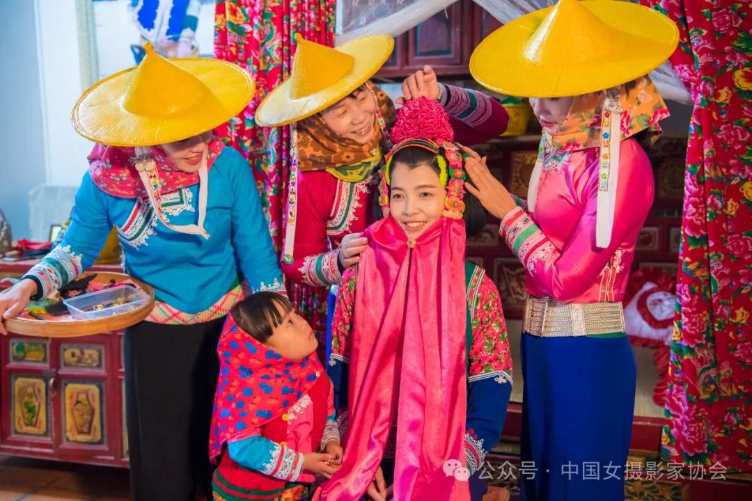 《惠女嫁日》 吉久禄 摄