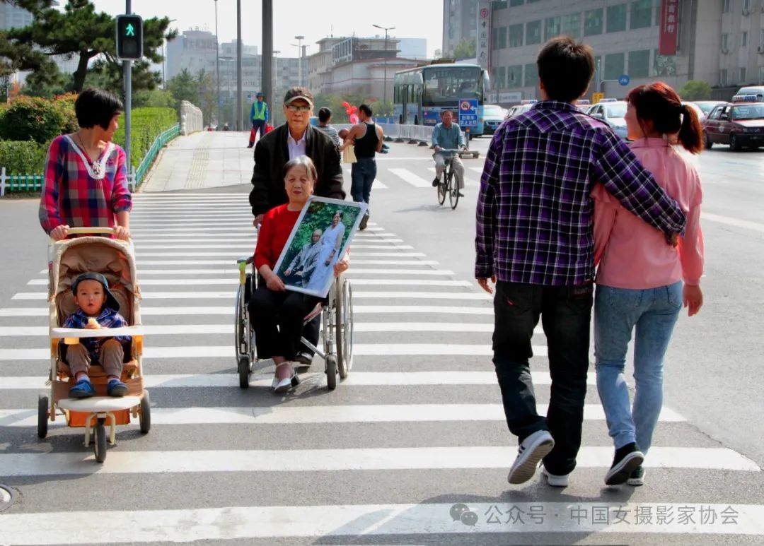 《爱的幸福路》 方海鹰 摄