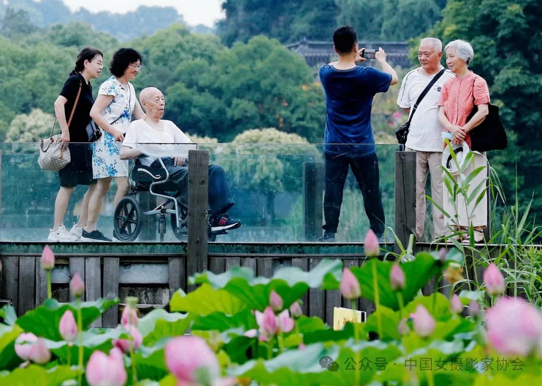 《陪伴的幸福》 胡荣生 摄