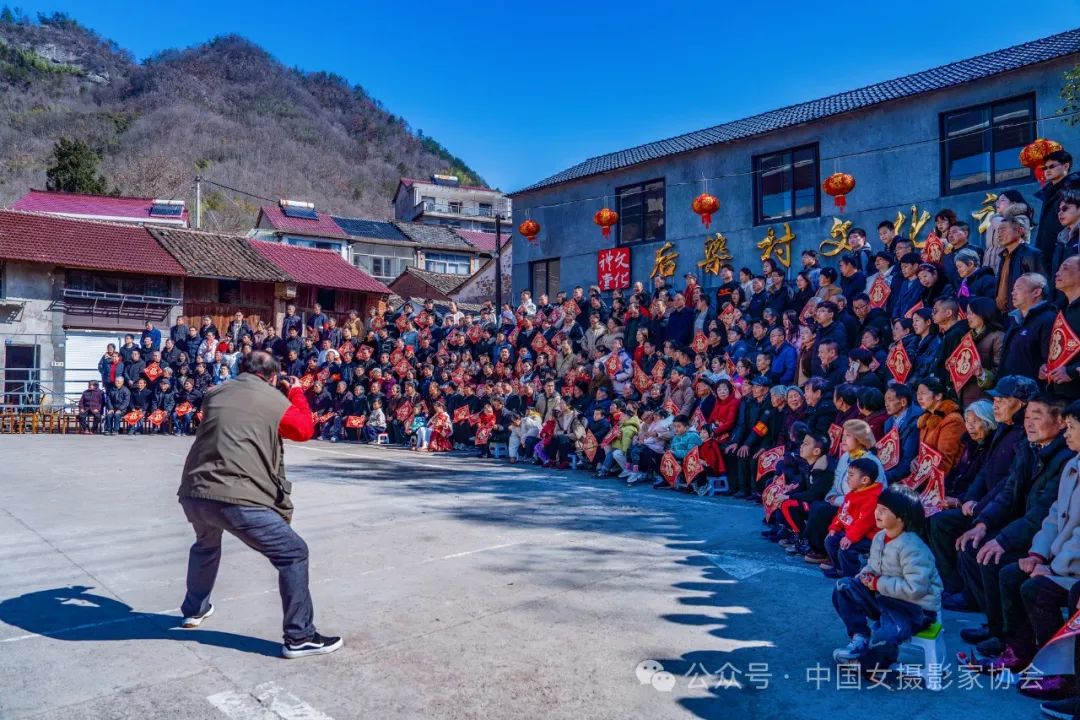 《全村福》钱伟丽 摄