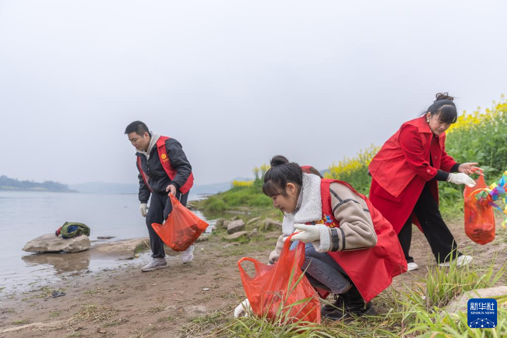 川渝“一抹志愿红” 守护碧水向东流