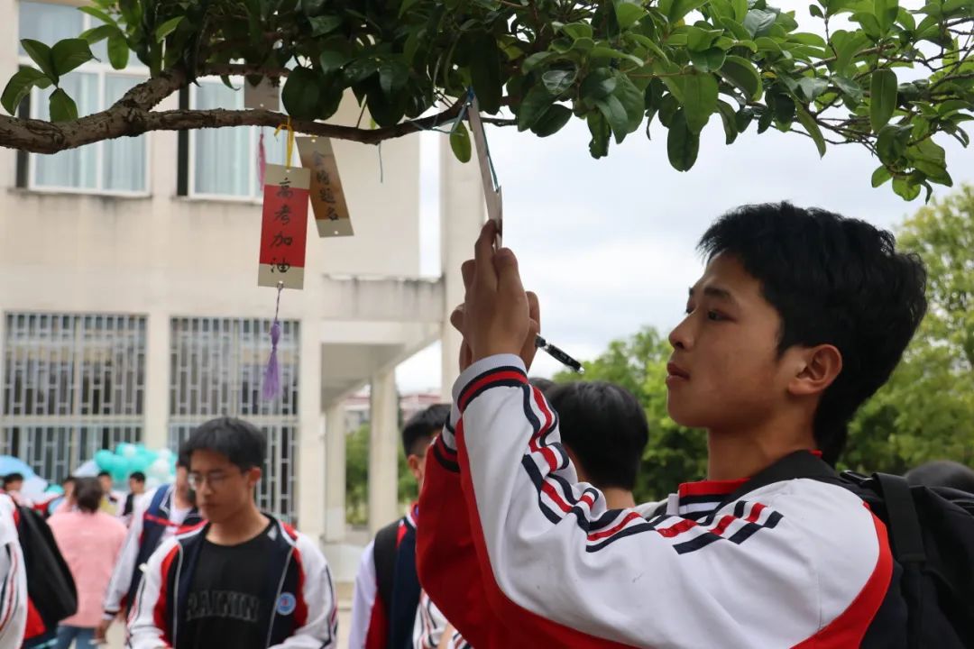 《高考加油》 高中組 攝影：李紅錦