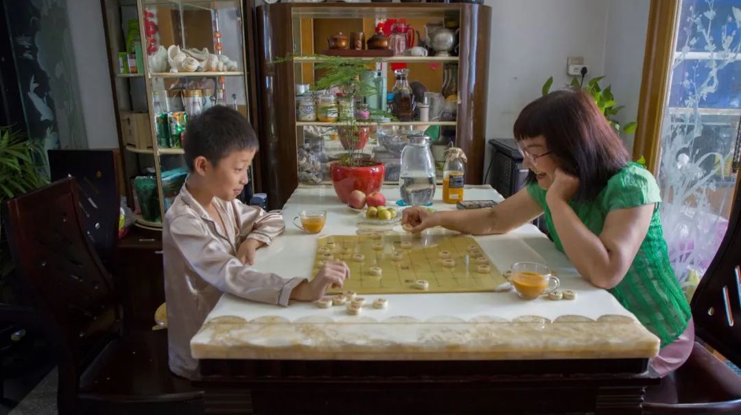 《我和奶奶下棋》小學組 攝影：胡明潤