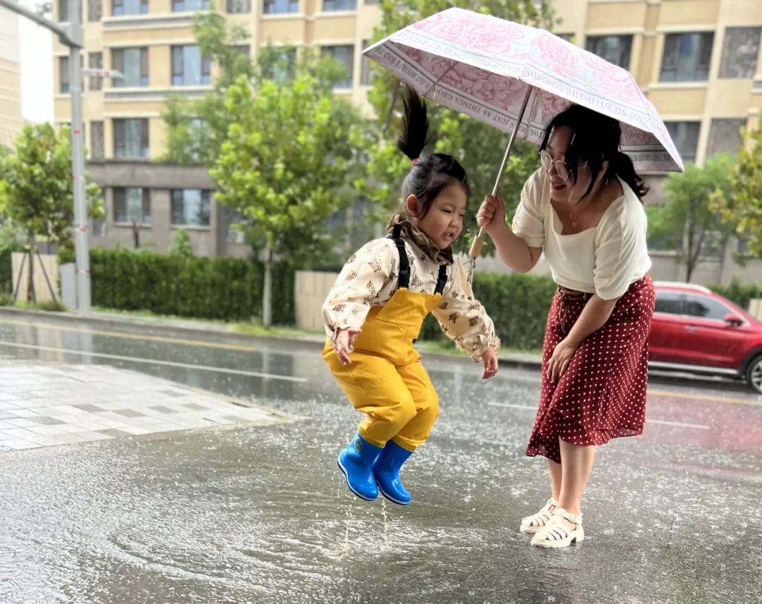 《雨中的妹妹和媽媽》 小學組 攝影：邱添