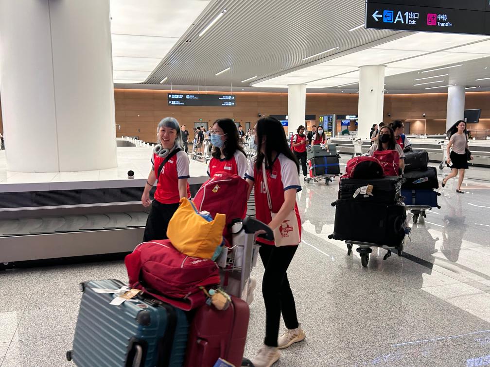 8月3日,新加坡软式曲棍球队成员抵达成都天府国际机场。新华社记者 赵怡宁 摄
