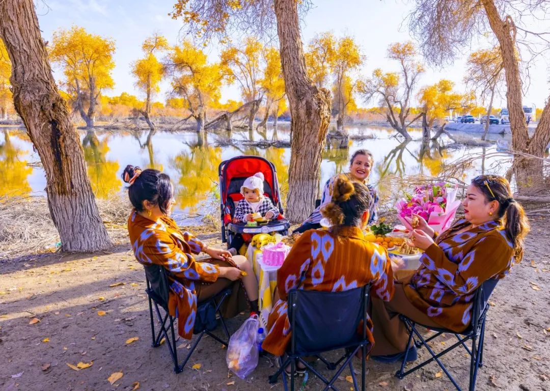 《胡杨下的温馨聚会》蒋平